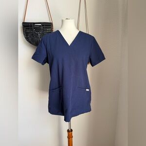 FIGS Casma Three-Pocket Scrub Top, Size Medium